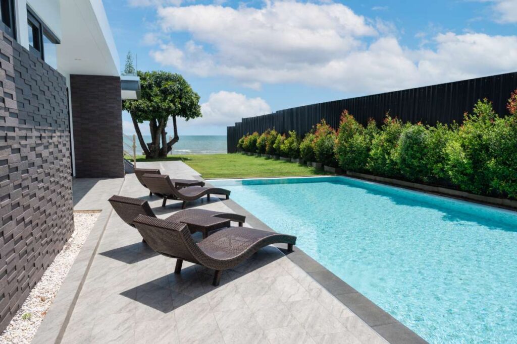 The Do’s and Don’ts of Organizing Contacts with Pool Customers
