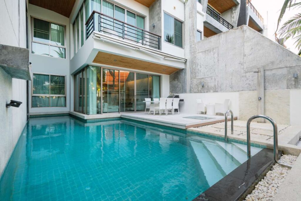 The Pros and Cons of Tracking Overdue Invoices in Pool Service Billing