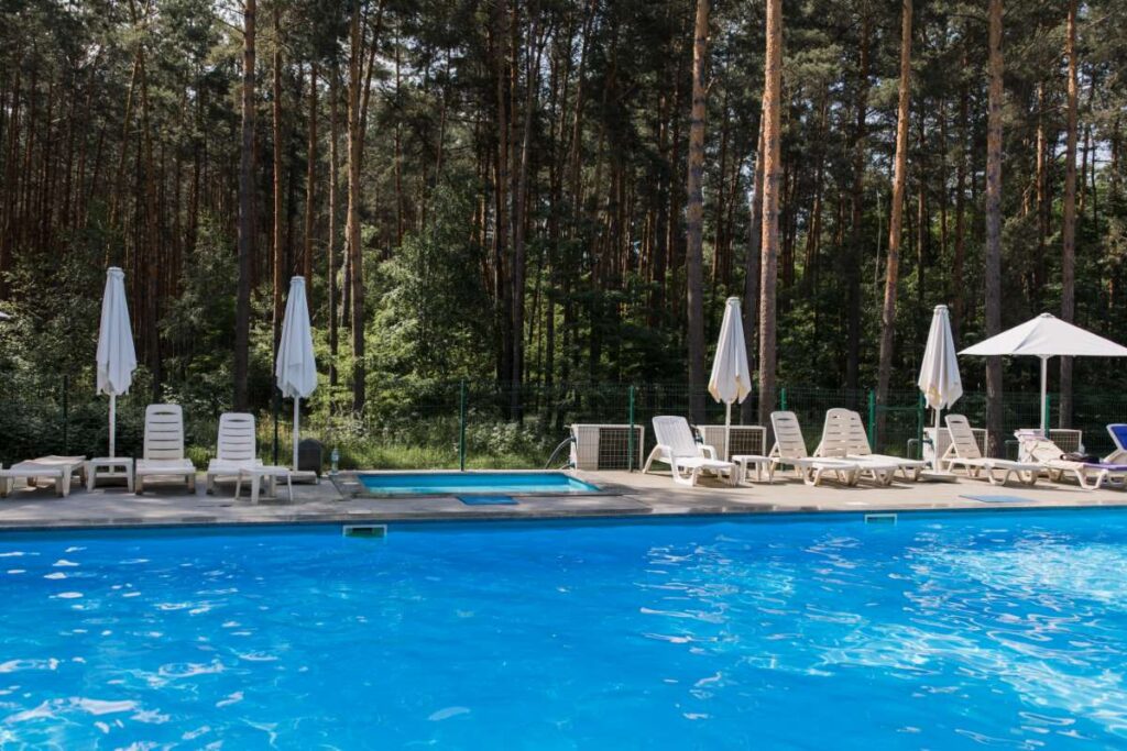 The Do’s and Don’ts of Building Loyalty in Pool Services